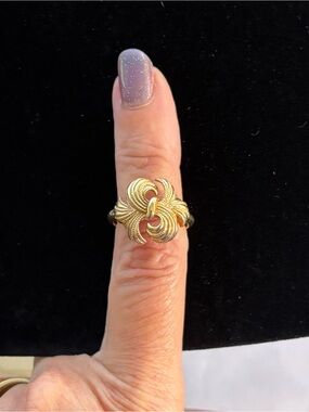 Vintage Avon Gold Twisted Swirl “Whirlwind” Ring